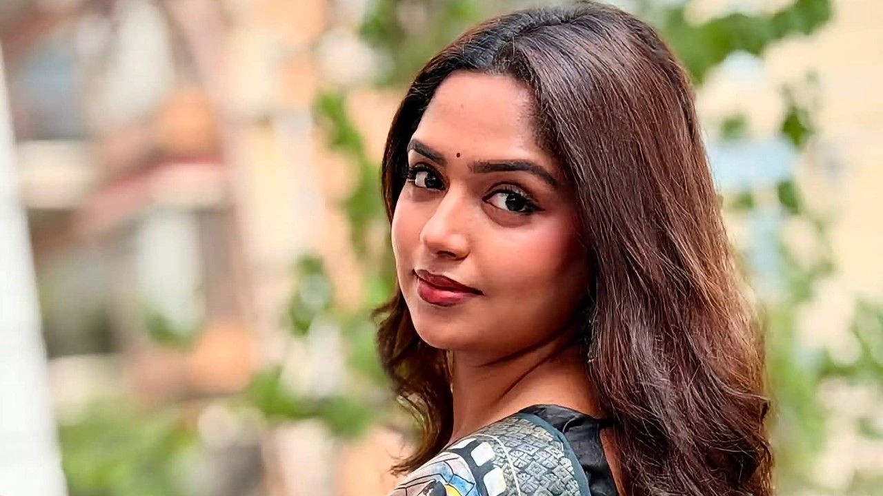 এবার জমকালো শাড়ীতে হিমি 